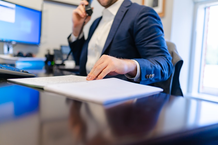 Consultant en immobilier dans son bureau
